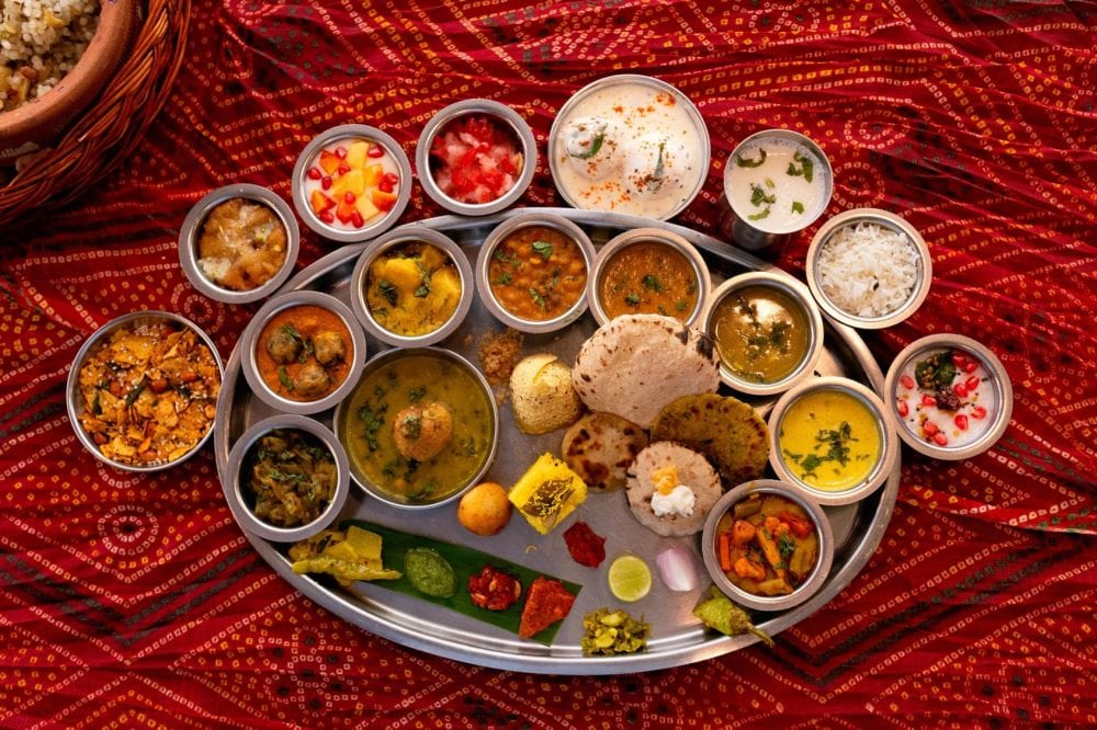 Kosten Sie die Küche Westindiens: eine traditionelle Gujarati Thali Kosten Sie die Küche Westindiens: eine traditionelle Gujarati Thali