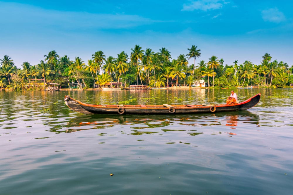 Die verzaubernden Kerala Backwaters sind ein einzigartiges Wasserstraßennetz Die verzaubernden Kerala Backwaters sind ein einzigartiges Wasserstraßennetz