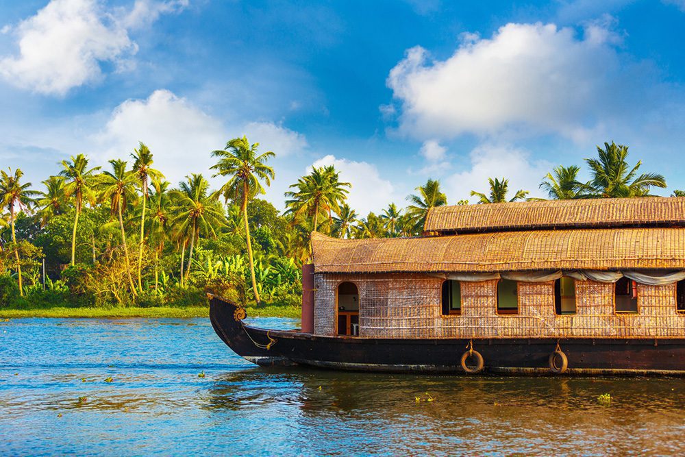Ein Hausboot auf den Backwaters von Alappuzha, Kerala (Südindien) Ein Hausboot auf den Backwaters von Alappuzha, Kerala (Südindien)