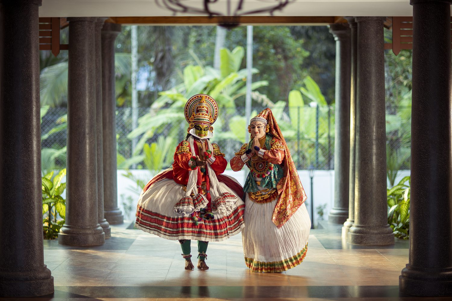 Kathakali-Tänzer in klassischen Kostümen und Masken bereichern das kulturelle Erlebnis im Amal Tamara.