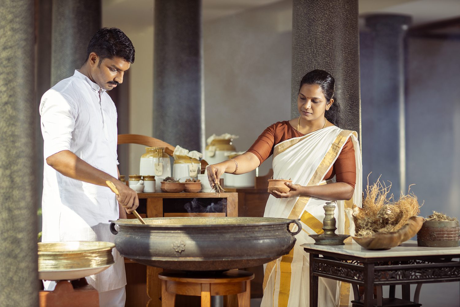 Im Amal Tamara werden traditionelle Ayurveda-Kräutermischungen nach alten Rezepturen frisch zubereitet.