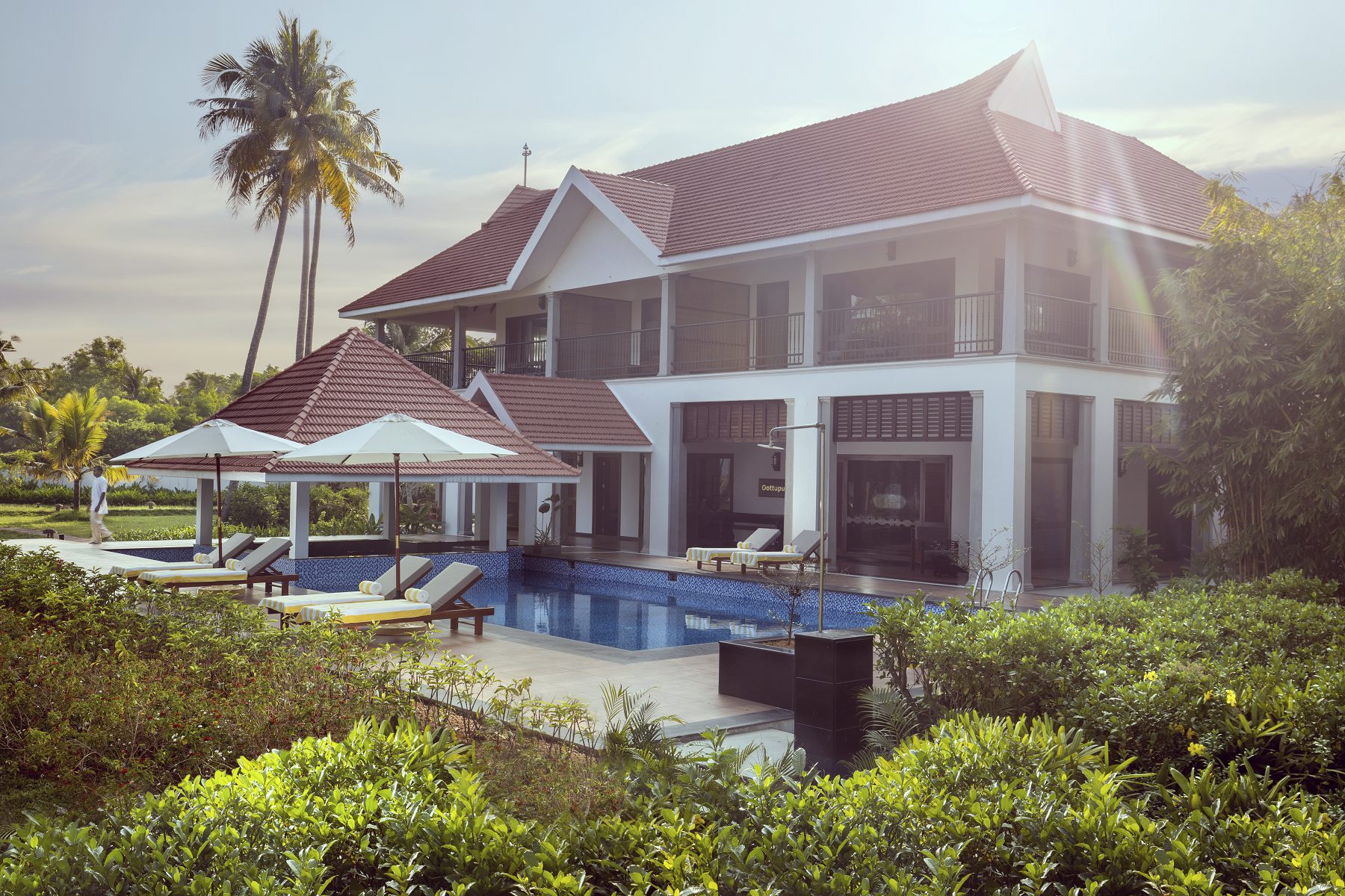 Eine luxuriöse Poolvilla umgeben von tropischer Natur im Amal Tamara Resort in Kerala.
