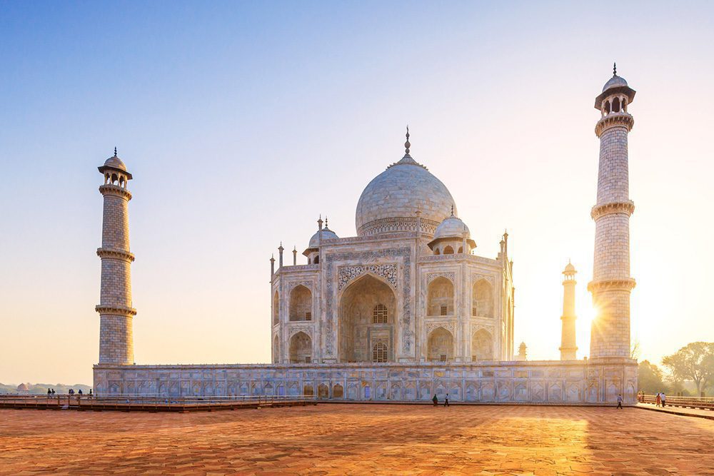 Das berühmte Taj Mahal in Agra bei Sonnenuntergang Das berühmte Taj Mahal in Agra bei Sonnenuntergang