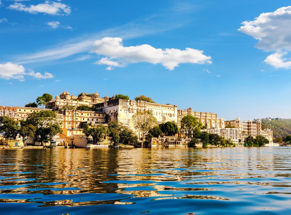 Das malerische Udaipur - Sicht vom Pichola-See auf den Stadtpalast Das malerische Udaipur - Sicht vom Pichola-See auf den Stadtpalast